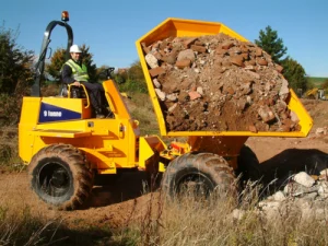 Dumper sur pneus 9 tonnes pour tous travaux de transports et de manutentions en location chez Valroc SA dans la Broye