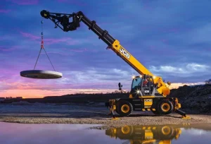 Chariot télescopique rotatif JCB pour travaux de levage et nacelle en location chez Valroc SA dans la Broye
