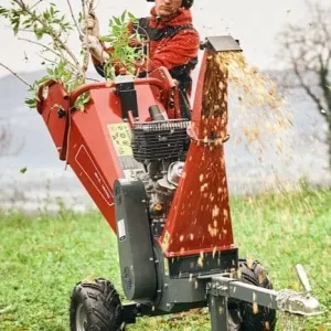 Broyeur à branches, déchiqueteuse, pour travaux d'entretiens et aménagements extérieurs en location chez Valroc SA dans la Broye