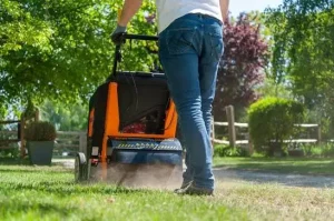 Regarnisseur, engazonneuse pour travaux d'entretiens et aménagements extérieurs en location chez Valroc SA dans la Broye