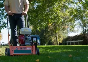 Scarificateur pour travaux d'entretiens et aménagements extérieurs en location chez Valroc SA dans la Broye