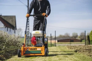 Scarificateur pour travaux d'entretiens et aménagements extérieurs en location chez Valroc SA dans la Broye