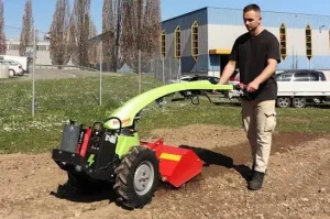 Fraise à terre avec porte outils Rapid pour travaux d'entretiens et aménagements extérieurs, paysagiste en location chez Valroc SA dans la Broye