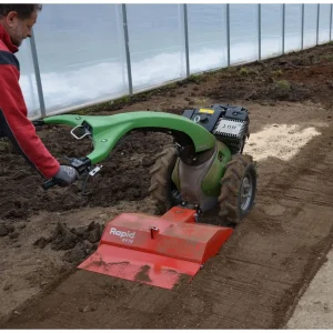 Fraise à terre avec porte outils Rapid pour travaux d'entretiens et aménagements extérieurs, paysagiste en location chez Valroc SA dans la Broye