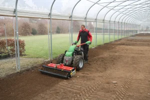Herse rotative avec porte outils Rapid pour travaux d'entretiens et aménagements extérieurs, paysagiste en location chez Valroc SA dans la Broye