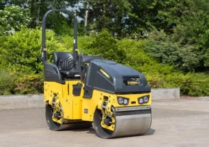 Rouleau lisse Bomag, engin de compactage en location chez Valroc SA dans la Broye