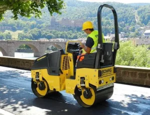 Rouleau lisse Bomag, engin de compactage en location chez Valroc SA dans la Broye