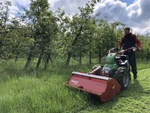 Broyeur à fléaux avec porte outils Rapid pour travaux d'entretiens et aménagements extérieurs, paysagiste en location chez Valroc SA dans la Broye