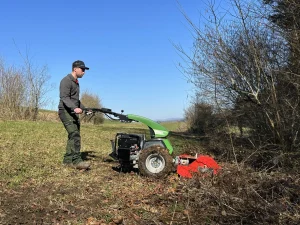Broyeur à fléaux avec porte outils Rapid pour travaux d'entretiens et aménagements extérieurs, paysagiste en location chez Valroc SA dans la Broye